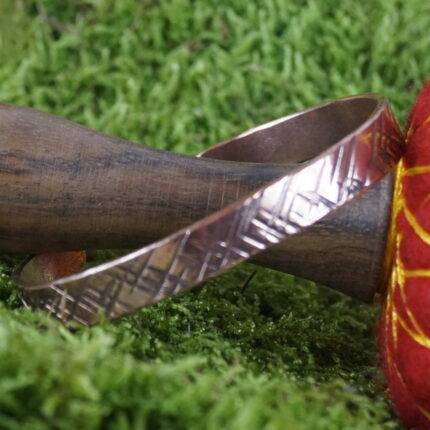 Der Gaothraíocht Armreif, ein Meisterwerk aus Handarbeit und Wikingergeist, vereint Kupferkunst und Spiritualität. Mit einem Innendurchmesser von 7,2 cm, 30 Gramm Gewicht und kunstvoller Verzierung erzählt er die Geschichte der Wikinger. Als Talisman getragen, bietet er nicht nur Schutz, sondern öffnet auch den Pfad zum spirituellen Erbe. Ein federleichter Begleiter, der mit glänzendem Kupfer und rustikalem Charme begeistert – der Gaothraíocht Armreif, ein zeitloses Schmuckstück für jeden Anlass.