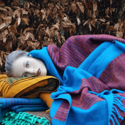 Die "Azul Maravilloso" Kaschmilon-Decke vereint ein tiefes Mittelblau mit einem 7 cm breiten Rand in Violett, Dunkelorange und Ocker. Mit einer Breite von 130 cm und einer Länge von 230 cm ist sie leicht, wunderbar warm und wiegt nur 720 Gramm. Tauche ein in die Magie dieser Kaschmilon Mar Decke und genieße Luxus und Gemütlichkeit in einem Hauch spanischer Eleganz.