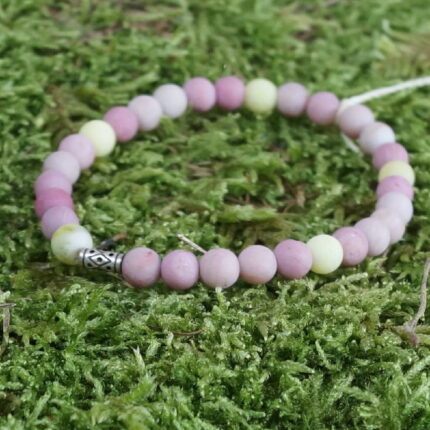 "Harmonie-Hauch" – Jade & Rhodonit Yogaarmband verbindet Gelassenheit der Jade und Rhodonits harmonische Energie. Bronceperle mit Rauten stärkt die Verbindung und schenkt dem Armband zusätzliche Stärke und Klarheit. Vorteilhaft für das Herz-Chakra, fördert Liebe, Mitgefühl und inneres Gleichgewicht.
