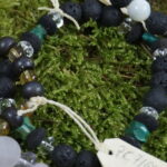 "Lava (8mm): Erdenergie für Stärke und Transformation, fördert innere Ruhe. Spirituell stärkt sie Naturverbindung und Erdung. Für Widder und Skorpion vorteilhaft. Lava Diskus (8mm): Verstärkt Erdenergie, fördert kraftvolle Veränderungen. Spirituell unterstützt die Kommunikation mit der inneren Welt. Stier und Krebs profitieren. Bergkristall Donut (6mm): Symbolisiert Klarheit und Reinheit. Fördert spirituelle Entwicklung und Konzentration. Klärende Energie für Zwillinge und Jungfrau. Türkis Splitter (6mm): Repräsentiert Schutz und Harmonie. Spirituell fördert die Kommunikation mit höheren Ebenen. Förderlich für Schütze und Wassermann. Yogisch & Schamanisch: Ausgeglichene Energie, Erdung und spirituelle Entwicklung. Unterstützt in der Yogapraxis Erdverbindung und höhere Bewusstseinsebenen. In der Schamanismus intensiviert die Wahrnehmung von Naturkräften. Zusammenwirken & Sternzeichen: Gleichgewicht zwischen Erdung und spiritueller Entwicklung. Stier und Steinbock profitieren besonders von dieser ausgleichenden Energie. Reinigung: Unter fließendem Wasser oder in einem Räucherritual erneuern."