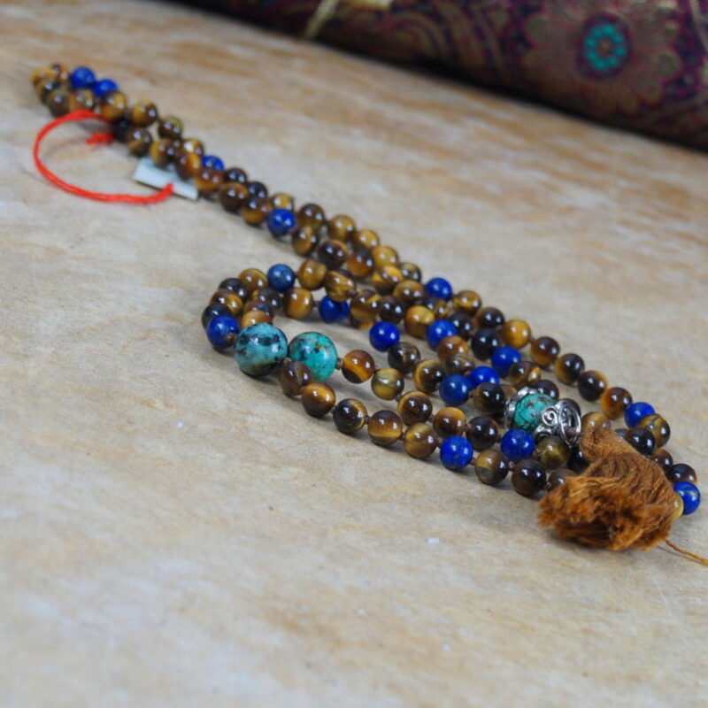 Dialog der Steine: Celestial Harmony Mala 🐅 Tigerauge: Hier sind wir, Lapis Lazuli! Kraftvolle Wildnis trifft himmlische Weisheit. 🔮 Lapis Lazuli: Genau, Tigerauge! Deine Eleganz gibt Mut, meine Bläue öffnet das dritte Auge für Klarheit. 🐅 Tigerauge: Majestätisch und spirituell. Die Türkise als himmlische Begleiter schenken Schutz und Kommunikation. 💠 Türkise: (leise) Zusammen formen wir die Celestial Harmony Mala, voller Schönheit und spiritueller Führung. 🔮 Lapis Lazuli: Ein himmlisches Tor zu Stärke und Klarheit. Möge jeder, der sie trägt, auf himmlischen Pfaden wandeln. Die Steine lächeln in harmonischer Einigkeit, bereit, ihre Energien in spiritueller Symphonie zu vereinen.