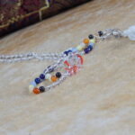 Namaste, Chakra-Freunde! 🌈✨ Die "EnergiaFlow Mala" vereint Granat, Karneol, Tigerauge, Jade, Chalcedon, Lapis und Amethyst. Jede Perle erzählt eine Geschichte: Erdung, Leidenschaft, Fokus, Liebe, Kommunikation, Intuition und Spiritualität. Möge diese Mala eure Chakren harmonisieren und eure Yoga-Praxis zum spirituellen Broadway machen!