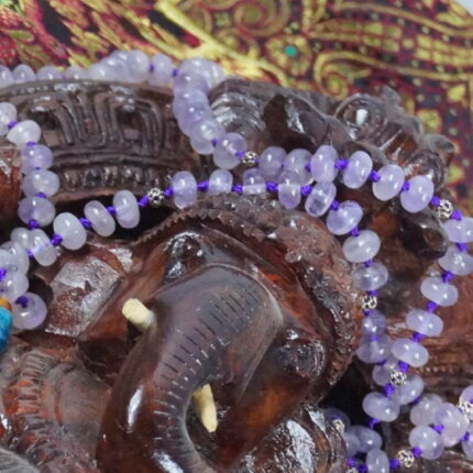 Malas, die Yoga-Rockstars im Hinduismus und Buddhismus, sind Gebetskettchen zum Zählen von Mantras und Gebeten. Mit 108 Perlen sind sie VIPs im spirituellen Universum, repräsentieren Heiligkeit in vielen Traditionen. Ob aus Holz, Edelsteinen oder Samen, jede Perle erzählt ihre eigene Geschichte. Durch rituelle Einweihung laden Menschen positive Energie in ihre Malas und schaffen spirituelle Verbindung. Diese spirituellen Accessoires sind nicht nur Werkzeuge, sondern glamouröse Erinnerungen an spirituelle Ziele, von Spirit-Suchern weltweit getragen. Eine Mala ist wie dein spiritueller Flugbegleiter, immer bereit für die Reise! 📿🌟✈️