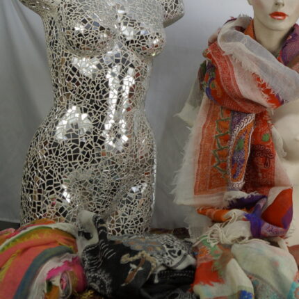 Entdecken Sie den "Sommertraum" Schal – ein zartes Kunstwerk aus Schurwolle in Violett und Hellrot, gewebt in einer bezaubernden Atlaswebung. Die florale Stickerei und Paisley-Muster in Lindgrün, Rosa, Dunkelrot und Orange verleihen diesem Accessoire einen Hauch von Spätsommer. Durch seine durchscheinende und transparente Textur ist der Schal so leicht wie ein Nichts, perfekt für warme Tage und kühle Abende. Die kühnen Farben – Violett, Hellrot, Lindgrün, Rosa, Dunkelrot, Orange – verschmelzen zu einer zeitlosen Eleganz. Mit einem federleichten Gewicht von 188 Gramm und großzügigen Maßen von 75 mal 184 cm ist dieser Schal nicht nur ein modisches Statement, sondern auch ein Symbol für Leichtigkeit und Vielseitigkeit. Er begleitet Sie stilvoll durch den Sommer und fügt einen farbenfrohen Akzent in der Übergangszeit hinzu. Lassen Sie sich von diesem traumhaften Accessoire in eine Welt stilvoller Eleganz entführen.