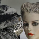 Entdecken Sie den zeitlosen Charme des Schals – eine Fusion aus Schurwolle und edler Atlaswebung. Die Grundfarben Creme und Schwarz bilden die elegante Basis, durchzogen von großzügigen Stickereien in dezenten Nuancen von Grau, Hellbraun und Silberblau. Die illusionäre Anordnung von drei fein gewebten Tüchern verleiht dem Schal eine einzigartige Tiefe. Mit nur 215 Gramm und großzügigen Maßen von 75 mal 184 cm vereint er federleichten Tragekomfort mit zeitloser Eleganz.