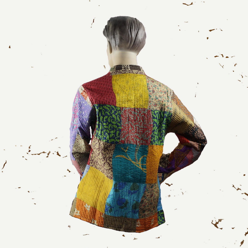Rohid_VD_5959_2_d VividDreams Patchwork-Jacke: Tauche ein in die Welt der Individualität. Diese leichte Baumwolljacke ist ein farbenfrohes Meisterwerk mit gesteppter Patchwork-Optik und kleinen stoffbezogenen Perlköpfen. Jede Jacke erzählt ihre eigene Geschichte, vereint Luxus mit angenehmer Haptik und setzt ein Statement für den lässig eleganten Kleidungsstil. Ein Kleidungsstück, das nicht nur getragen, sondern erlebt wird – eine Reise der Farben und Emotionen.