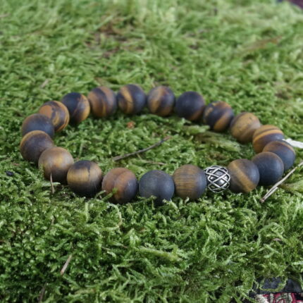 "Zen-Zauber" – Das Tigerauge Yogaarmband vereint inneren Frieden und Balance durch kraftvolle Eigenschaften. Die Silberperle mit Wikingerspiralen stärkt den Geist während der Meditation und fördert Selbstvertrauen. Perfekt für das Solarplexus-Chakra, schafft dieses Armband eine energetische Brücke zwischen Tigerauge und Silber für spirituelle Reisen und innere Harmonie.