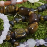 Tigerauge, auch als "Cat's Eye" bekannt, findet im irischen Glauben eine besondere Verbindung. Der Stein wird mit Schutz und Wohlstand assoziiert und symbolisiert die stärkende Energie des Tigers. In der irischen Kultur wird Tigerauge oft als Glücksstein betrachtet, der vor negativen Energien schützt und den Träger in schwierigen Zeiten stärkt. Spirituell wird Tigerauge als Verbindung zur Natur und den mystischen Kräften der irischen Landschaft gesehen. In keltischer Sichtweise symbolisiert der Stein auch Mut und Entschlossenheit. Yoga-Praktizierende können durch Tigerauge eine Erdung und Stabilität in ihrer Praxis erfahren. Schamanisch betrachtet wird Tigerauge als ein Stein der Visionen und inneren Reisen angesehen. In Verbindung mit dem irischen Glauben entfaltet Tigerauge eine kraftvolle, schützende Aura und wird mit Sternzeichen wie Stier und Löwe in Einklang gebracht. Die Reinigung kann durch Erdung in der Natur oder durch Räuchern erfolgen, um seine energetischen Qualitäten zu bewahren.