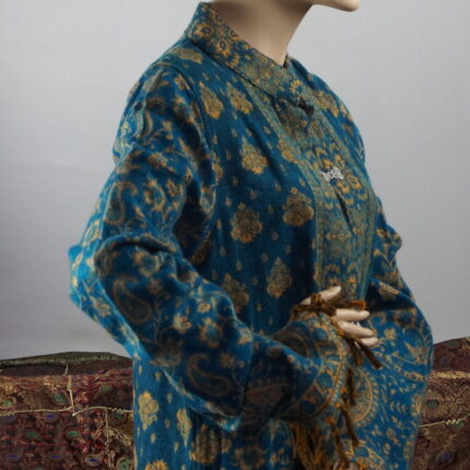 Elysian Cavalier Jacke: Himmlische Eleganz in Ritterform. Ein handgeschneidertes Unikat, wendbar mit kunstvollen Mustern in Petrol und Goldgelb. Robust und atmungsaktiv, verbindet sie zeitlose Ritterlichkeit mit königlichem Glanz. Exklusivität und Statement-Stil.