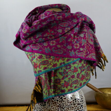 "Entdecke mit unserem " Allday Wrap" die künstlerische Fusion Tibets und Indiens. Handgewebt aus Kashmilon, umhüllt es in sanften Paisley-Mustern. Vielseitig als Schultertuch, Schal oder Wickelrock. Dein leichter Luxus für jeden Tag!"