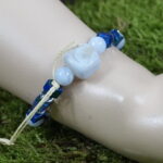 "Nordic Harmony" vereint die heilenden Energien von Chalcedon, Bergkristall und Malachit. Der emotionale Ausgleich des Chalcedon, die Klarheit des Bergkristalls und die heilende Natur des Malachits verschmelzen zu einer nordischen Sinfonie. Die Silberperle mit Wikinger-Symbolen fügt einen Hauch von mystischer Energie hinzu, besonders für Sternzeichen wie Zwillinge, Jungfrau und Waage.
