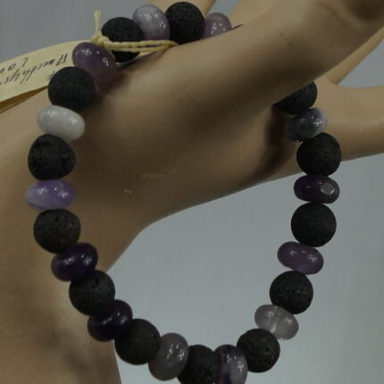 "Lavendelträume" ist ein königliches Armband aus Amethyst Rondelle (10mm) und lebendigen Lava Perlen (10mm), das spirituelle Harmonie fördert. Durch die einzigartige Synergie der beiden Steine öffnet es das Kronen-Chakra und unterstützt die innere Balance. Regelmäßige Reinigung unter fließendem Wasser und Aufladen im Mondlicht bewahren die kraftvolle Energie dieses besonderen Schmuckstücks.
