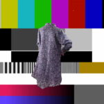 "Stich heraus aus der Masse! Unsere rebellische Jacke ist mehr als Mode – sie ist ein Statement für deinen einzigartigen Stil! Der Stehkragen und silberfarbene Schließen sind für die, die auffallen wollen. Kaschmilon Stoff mit floralen Mustern verbindet Chic mit Ungezogenheit. In schillerndem Lila oder mit abgenähten Nähten in Creme – ein Kunstwerk! Leichte Abnäher und glockenförmiger Schnitt rebellieren gegen das Gewöhnliche. Trage sie offen als Pulloverersatz und zeige, dass Regeln zum Brechen da sind. Die atmungsaktive Kaschmilon-Faser wärmt in Kälte, gleicht in der Sonne aus – immer an deiner Seite! Warum sich mit Durchschnitt zufriedengeben? Diese Jacke ist für die, die im Rampenlicht stehen. Hol sie dir jetzt und zeige, dass du nicht für die Norm gemacht bist! Einzigartig, wie du es verdienst!"