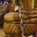 Willkommen zur ultimativen Chakra-Mala! Granat, Karneol, Tigerauge, Jade, Chalcedon, Lapis und Amethyst verbinden sich zu einem spirituellen Feuerwerk. Diese Mala wirkt wie ein Chakra-Booster: Granat gibt Erdung, Karneol bringt Lebensfreude, Tigerauge stärkt den Fokus, Jade sät Liebe, Chalcedon fördert klare Kommunikation, Lapis öffnet das dritte Auge, und Amethyst sorgt für spirituelle Erhebung. Trage sie als stilvolles Accessoire oder in Meditationen. Möge dein Chakra-Dance-Party beginnen! 🕉️📿