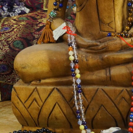 Willkommen zur ultimativen Chakra-Mala! Granat, Karneol, Tigerauge, Jade, Chalcedon, Lapis und Amethyst verbinden sich zu einem spirituellen Feuerwerk. Diese Mala wirkt wie ein Chakra-Booster: Granat gibt Erdung, Karneol bringt Lebensfreude, Tigerauge stärkt den Fokus, Jade sät Liebe, Chalcedon fördert klare Kommunikation, Lapis öffnet das dritte Auge, und Amethyst sorgt für spirituelle Erhebung. Trage sie als stilvolles Accessoire oder in Meditationen. Möge dein Chakra-Dance-Party beginnen! 🕉️📿
