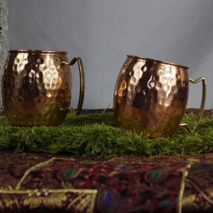 Tauche ein in die Welt der Kupferkunst mit unserer CopperCraft Elegance Mug! Diese bauchige Kupfertasse mit einem edlen Messinggriff ist nicht nur ein Becher, sondern ein Statement von Luxus und Eleganz.