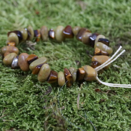 "Safari Serenity" vereint die faszinierenden Energien von Afrikaopal und Tigerauge in einem kraftvollen Perlenarmband. Der Afrikaopal strahlt die Wärme des Kontinents aus, während das Tigerauge die Stärke des Dschungels einfängt. Dieses Abenteuer am Handgelenk, perfekt für Sternzeichen wie Löwe, Stier und Jungfrau, entfacht eine wilde Schönheit und Abenteuerlust.