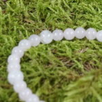 "Hridaya Nada" vereint den zarten Rosenquarz und die kraftvolle Silberperle mit Wikingersymbolen zu einer harmonischen Melodie des inneren Gleichgewichts. Der Rosenquarz öffnet das Herz-Chakra und schenkt Liebe, während die Silberperle eine kraftvolle Geisteshaltung repräsentiert. Die Verbindung zwischen den Steinen und dem Silber ist wie eine klangvolle Symphonie, die Stärke und Ruhe ausstrahlt. Trage dieses Armband mit Stolz und lass das Hridaya Nada die Schwingungen deiner inneren Balance dirigieren.