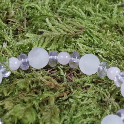 "Elysium" - Ein Yogaarmband, das die kraftvolle Energie von Rosenquarz, Ametrin und Silberperlen mit Wikingersymbolen vereint. Der zarte Rosenquarz bringt Liebe und Harmonie, während der einzigartige Ametrin Klarheit und spirituelles Wachstum fördert. Die Silberperle mit Wikingersymbolen verleiht dem Armband eine kraftvolle Ausstrahlung und symbolisiert Stärke. Perfekt für das Herzchakra und ein stilvolles Statement für alle, die nach innerem Gleichgewicht und spiritueller Verbindung streben.