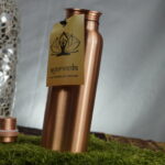 Die CopperZen Ayurveda-Flasche, ein Juwel des Wassergenusses! Mit 750 ml Fassungsvermögen, seidenmatt poliert und verziert mit den sieben Chakren, verbindet sie die Kraft von Ayurveda mit ästhetischem Design. Erlebe erfrischendes Kupferwasser in einem Fläschchen, das nicht nur den Durst löscht, sondern auch eine harmonische Verbindung von Wellness und Stil verkörpert. 🌈💧