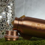 Die CopperZen Ayurveda-Flasche, ein Juwel des Wassergenusses! Mit 750 ml Fassungsvermögen, seidenmatt poliert und verziert mit den sieben Chakren, verbindet sie die Kraft von Ayurveda mit ästhetischem Design. Erlebe erfrischendes Kupferwasser in einem Fläschchen, das nicht nur den Durst löscht, sondern auch eine harmonische Verbindung von Wellness und Stil verkörpert. 🌈💧