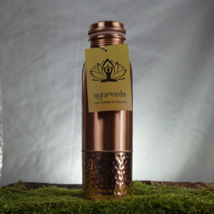 CopperHarmony – Kupferflasche mit Ayurveda-Power! Diese 27 cm hohe, 950 ml fassende Flasche vereint seidenmattes Design mit kunstvollem Hammerschlag. Die gepunktete Linie symbolisiert die Balance zwischen Tradition und Moderne. Genieße die Kraft des Ayurveda und lebe im Einklang mit deinem Körper. 🌟💧