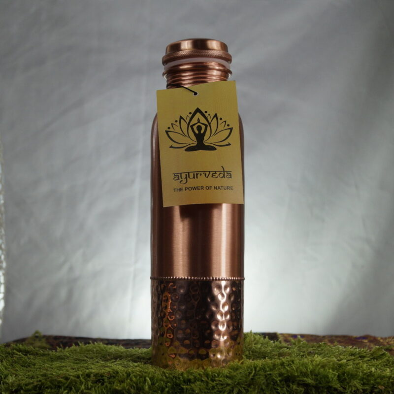 CopperHarmony – Kupferflasche mit Ayurveda-Power! Diese 27 cm hohe, 950 ml fassende Flasche vereint seidenmattes Design mit kunstvollem Hammerschlag. Die gepunktete Linie symbolisiert die Balance zwischen Tradition und Moderne. Genieße die Kraft des Ayurveda und lebe im Einklang mit deinem Körper. 🌟💧