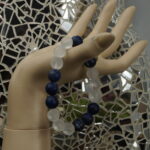 "Kristallklarer Geist" – Dieses Yogaarmband vereint Bergkristall und Sodalith für einen klaren Verstand und erhebende Intuition. Bergkristall bringt Klarheit, während Sodalith mit seiner tiefen, blauen Farbe den Weg der Wahrheit weist. Gemeinsam bilden sie ein dynamisches Duo, das das Stirn-Chakra stärkt und die Intuition fördert. Reinigen Sie das Armband unter fließendem Wasser und laden Sie es im Mondlicht auf, um die kraftvolle Verbindung zu erneuern.