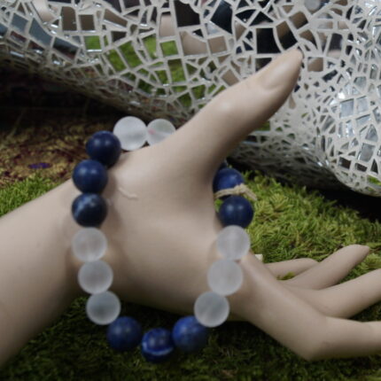 "Kristallklarer Geist" – Dieses Yogaarmband vereint Bergkristall und Sodalith für einen klaren Verstand und erhebende Intuition. Bergkristall bringt Klarheit, während Sodalith mit seiner tiefen, blauen Farbe den Weg der Wahrheit weist. Gemeinsam bilden sie ein dynamisches Duo, das das Stirn-Chakra stärkt und die Intuition fördert. Reinigen Sie das Armband unter fließendem Wasser und laden Sie es im Mondlicht auf, um die kraftvolle Verbindung zu erneuern.