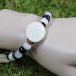 "Leuchtende Harmonie - fein geflochtenes Armband mit keltischem Knoten und Silberperle. Silber verstärkt die energetischen Eigenschaften der Steine, reinigt und leitet Energie. Für spirituelle Balance und positiven Einfluss."