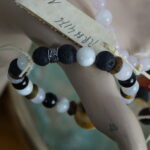 "Leuchtende Harmonie - fein geflochtenes Armband mit keltischem Knoten und Silberperle. Silber verstärkt die energetischen Eigenschaften der Steine, reinigt und leitet Energie. Für spirituelle Balance und positiven Einfluss."
