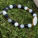 "Lava (8mm): Erdenergie für Stärke und Transformation, fördert innere Ruhe. Spirituell stärkt sie Naturverbindung und Erdung. Für Widder und Skorpion vorteilhaft. Lava Diskus (8mm): Verstärkt Erdenergie, fördert kraftvolle Veränderungen. Spirituell unterstützt die Kommunikation mit der inneren Welt. Stier und Krebs profitieren. Bergkristall Donut (6mm): Symbolisiert Klarheit und Reinheit. Fördert spirituelle Entwicklung und Konzentration. Klärende Energie für Zwillinge und Jungfrau. Türkis Splitter (6mm): Repräsentiert Schutz und Harmonie. Spirituell fördert die Kommunikation mit höheren Ebenen. Förderlich für Schütze und Wassermann. Yogisch & Schamanisch: Ausgeglichene Energie, Erdung und spirituelle Entwicklung. Unterstützt in der Yogapraxis Erdverbindung und höhere Bewusstseinsebenen. In der Schamanismus intensiviert die Wahrnehmung von Naturkräften. Zusammenwirken & Sternzeichen: Gleichgewicht zwischen Erdung und spiritueller Entwicklung.