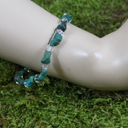 "Levity Gemstone" ist mehr als ein Armband – es verkörpert die fröhliche Leichtigkeit von 16 türkisfarbenen Splittern und die klare Eleganz von 16 Bergkristall-Donuts. Das federleichte 11-Gramm-Armband, verziert mit 925 Sterling Silber Wikinger-Symbolen, bringt nicht nur Farbe und Klarheit, sondern auch eine heitere Stimmung in den Alltag. Ideal für Sternzeichen wie Zwillinge, Waage und Wassermann, strahlt dieses Schmuckstück eine zeitlose, humorvolle Eleganz aus, die das Leben aufhellt.