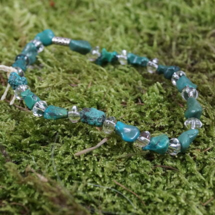 "Levity Gemstone" ist mehr als ein Armband – es verkörpert die fröhliche Leichtigkeit von 16 türkisfarbenen Splittern und die klare Eleganz von 16 Bergkristall-Donuts. Das federleichte 11-Gramm-Armband, verziert mit 925 Sterling Silber Wikinger-Symbolen, bringt nicht nur Farbe und Klarheit, sondern auch eine heitere Stimmung in den Alltag. Ideal für Sternzeichen wie Zwillinge, Waage und Wassermann, strahlt dieses Schmuckstück eine zeitlose, humorvolle Eleganz aus, die das Leben aufhellt.