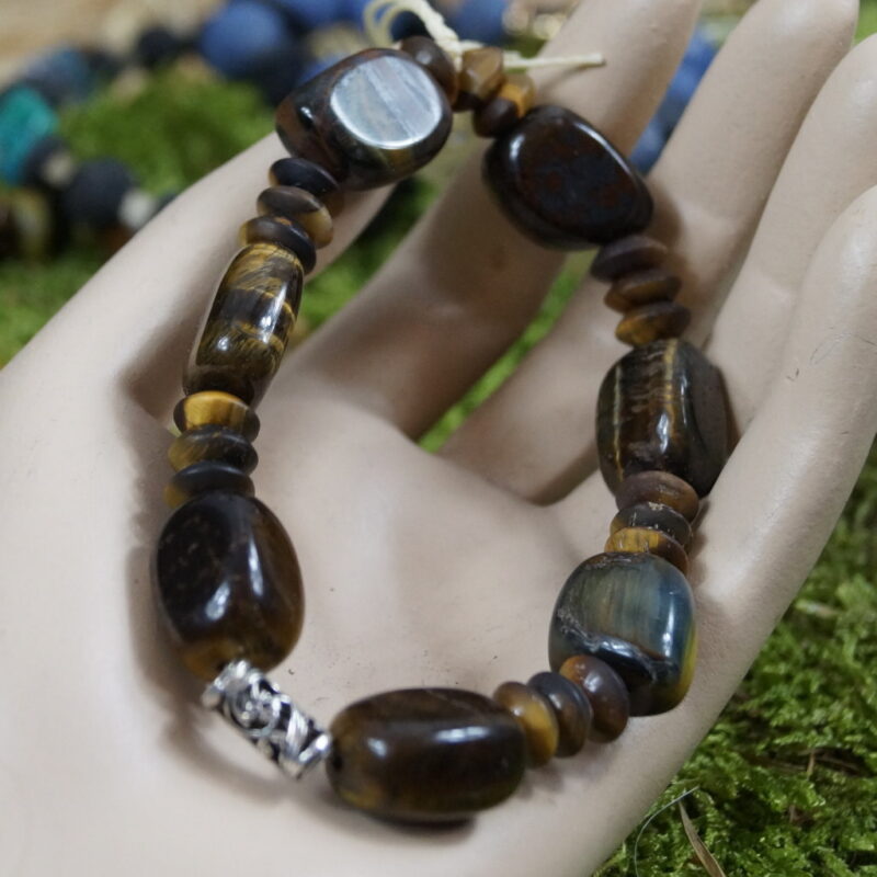 Tauche ein in die magische Welt von "Mystic Tiger Harmony", einem Armband, das die kraftvollen Eigenschaften des Tigerauges mit der zarten Eleganz einer 925 Sterling Silber Fee verbindet. Die Tigerauge-Perlen fördern Klarheit und Selbstbewusstsein, während die Silberfee eine spirituelle Verbindung zu Wikingerzeiten und Schamanismus schafft. Perfekt für Sternzeichen wie Zwillinge, Löwe und Jungfrau – "Mystic Tiger Harmony" bringt Magie und Stärke in deinen Alltag.
