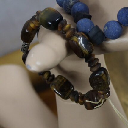 Tauche ein in die magische Welt von "Mystic Tiger Harmony", einem Armband, das die kraftvollen Eigenschaften des Tigerauges mit der zarten Eleganz einer 925 Sterling Silber Fee verbindet. Die Tigerauge-Perlen fördern Klarheit und Selbstbewusstsein, während die Silberfee eine spirituelle Verbindung zu Wikingerzeiten und Schamanismus schafft. Perfekt für Sternzeichen wie Zwillinge, Löwe und Jungfrau – "Mystic Tiger Harmony" bringt Magie und Stärke in deinen Alltag.