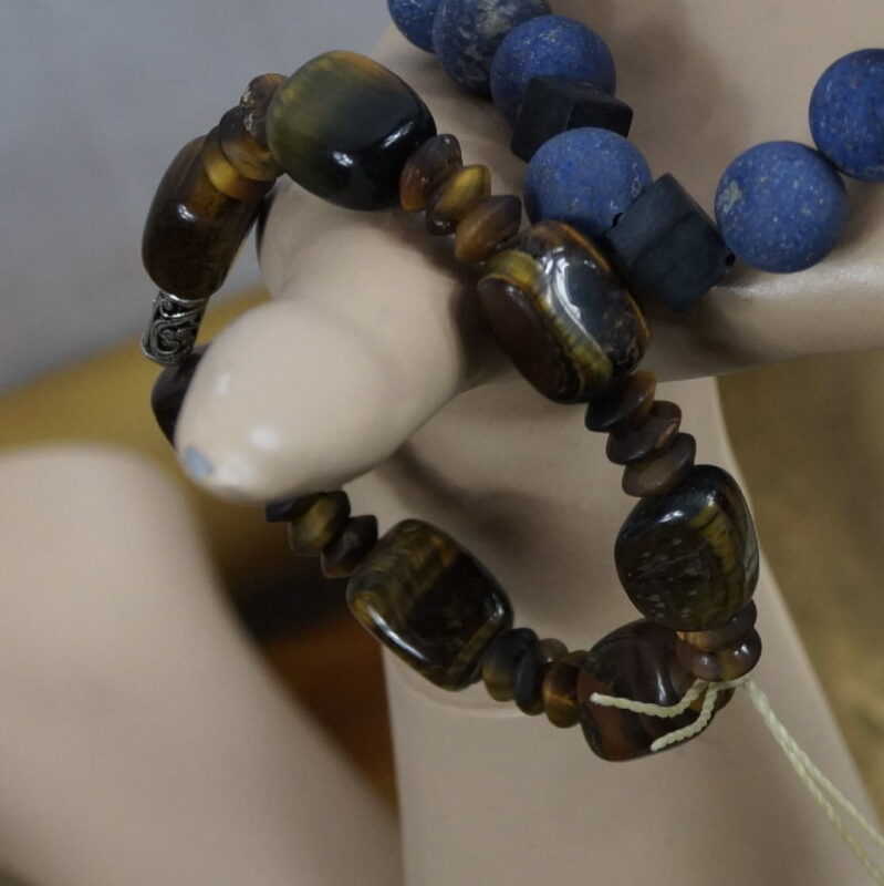 Tauche ein in die magische Welt von "Mystic Tiger Harmony", einem Armband, das die kraftvollen Eigenschaften des Tigerauges mit der zarten Eleganz einer 925 Sterling Silber Fee verbindet. Die Tigerauge-Perlen fördern Klarheit und Selbstbewusstsein, während die Silberfee eine spirituelle Verbindung zu Wikingerzeiten und Schamanismus schafft. Perfekt für Sternzeichen wie Zwillinge, Löwe und Jungfrau – "Mystic Tiger Harmony" bringt Magie und Stärke in deinen Alltag.