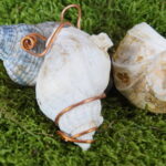 Merlin fand bei Vollmond die zauberhafte Schnecke. Die Kupferspiralen einfangen die Ozeanenergien. Ein Juwel der Vielfalt und Stärke, eine Verbindung zu Merlins Vision der Zwergenwelten. Mystik im handlichen Format.