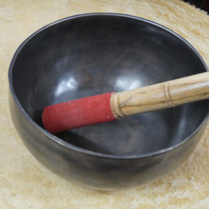 harmonische Welt der Tibetschale – einem klangvollen Begleiter für deine Sinne! Diese fabelhafte Therapieschale wurde nach traditioneller tibetischer Kunst gefertigt und anschließend mit einer geheimnisvollen dunklen Patina veredelt. Als Neuling in der Welt der Klangschalen bringt sie bereits leichte Gebrauchsspuren mit – so wie wir alle, nach dem ein oder anderen Abenteuer des Lebens!