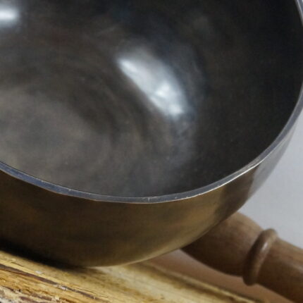 harmonische Welt der Tibetschale – einem klangvollen Begleiter für deine Sinne! Diese fabelhafte Therapieschale wurde nach traditioneller tibetischer Kunst gefertigt und anschließend mit einer geheimnisvollen dunklen Patina veredelt. Als Neuling in der Welt der Klangschalen bringt sie bereits leichte Gebrauchsspuren mit – so wie wir alle, nach dem ein oder anderen Abenteuer des Lebens!